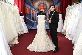 Bridesire bietet alle hochzeitskleider in mehr als 50 verschiedenen farben. Uwe Herrmann Weiss Um Das Besondere Kleid Bridal Times