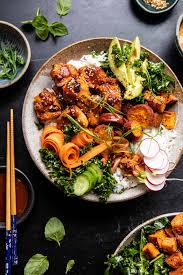 Blatt Pan Korean Chicken Bowl Mit Susskartoffeln Und Yum Yum Sauce In 2020 Essensrezepte Fleischrezepte Rezepte