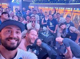 WHO THAT IN THE BACKKKKKKK.  #muncyisthehottestplayeronthedodgershellhesthehottestdudeinthemlb