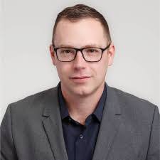 Kim Bracken's Instagram, Twitter & Facebook