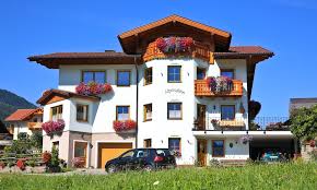 Bei ausreichender schneelage und den passenden (niedrigen) temperaturen bildet sich auf dem steirischen bodensee eine genügend dicke eisschicht, damit mit darauf eisstockschießen kann. Haus Alpengluhn Zimmer In Rohrmoos Schladming