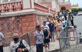 Público forma fila e começa a entrar no Teatro Amazonas para funeral de  Amazonino Mendes