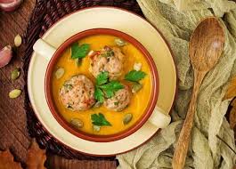 Aceste chiftelute le pregatesc cu piept de pui amestecat cu pulpa de vitel ,sau fac un amestec de curcan cu queste polpette le ho fatte con pollo e vitello ,con tacchino e vitello ,ma anche semplicemente con petto di pollo macinato. Crema Di Zucca Con Le Polpette Di Carne Bianca Ricette Cibo Etnico Zuppa Di Zucca