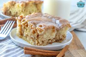 1 butir telur 4 sdm gula pasir 4 sdm minyak 1/2 sdt baking powder 1/8 sdt vanili bubuk. Homemade Cinnamon Roll Cake Video The Country Cook