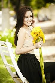 Cô được khán giả biết đến với vai trò là ca sĩ sau thành công của các ca khúc hit như em rất. Ä'ang Yen Ä'ang Lanh Vy Oanh Láº¡i Bá»‹ Antifan Boc Phá»'t Be Bá»'i Tinh Cáº£m Sá»'ng Giáº£ Táº¡o