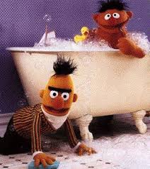 Ernies badewanne ist bis oben hin voll mit wasser und duftendem schaum. Pin Von Leen Weckhuysen Auf Nostalgie Nostalgie Kindheitserinnerungen Kindheit