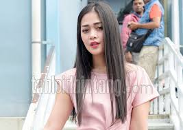 Inspirasi busana bersantai di rumah ala bunga citra lestari yang dapat anda tiru. Gracia Indri Mengaku Kekurangan Vitamin C Tabloidbintang Com