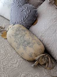 Acquista ora cuscini decorativi romantici, cuscini per sedie shabby chic di design in offerta speciale! Cuscino Blanc Mariclo A Caramella Serie Marie Therese Toile Jouy Cuscini Shabby Chic Cuscini Cuscino Rotondo