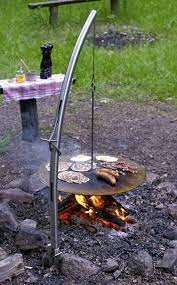 petit dejeuner au feu de camp fete dans le jardin foyer jardin feu de camp