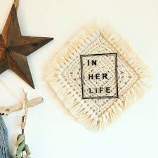 大好きなカフェに3周年のお祝い 今年は手作りのウォールアート ずっとマクラメの上にメッセージなんかがある壁掛けのアートが作りたいなって思って 思いついたものをお店のロゴで作らせてもらいました macrame projects macrame projects