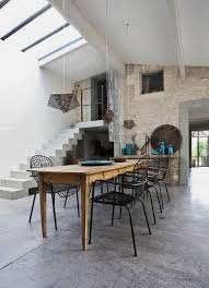 Love The Pairing Of The Rustic Table With The Black Metal Chairs Table Salle A Manger Decoration Maison Idee Chambre