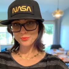 April Donovan (@seehereyou)