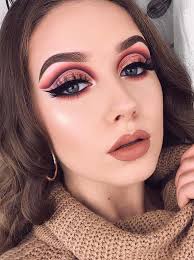 Are You Looking For Best Beauty And Makeup Trends For Glamorous Look Visit Here And Learn How To Choose The Best Ev Makeup Trends Smokey Eye Makeup Eye Makeup