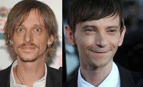 Aku tengah berkira-kira antara dua pilihan untuk Nobby Nobbs : r/discworld