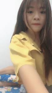 em là cô bé mang áo vàng 😆😆😌😆