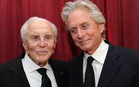 Starul mai are alţi doi copii din mariajul cu actriţa diana douglas, mama lui michael douglas. Kirk Douglas A Murit Legendarul Actor Avea 103 Ani Glasul Aradului