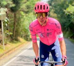 Alexey lutsenko, un ciclista kazajo de 27 años, tuvo una justo al final, el francés julian alaphilippe intentó ganar segundos, pero entró solo con un segundo de diferencia, donde iban el líder del tour, adam. 6mdpmtnby 0avm