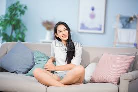 Download contoh spanduk bukber ramadhan 1440 h for. Wanita Duduk Di Sofa Dan Tertawa Gambar Unduh Gratis Foto 501372944 Format Gambar Jpg Lovepik Com