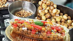In questa versione gli struffoli saranno ricoperti di una ganache al cioccolato, al posto del miele, e decorati con confettini di zucchero e gocce di cioccolato. Gli Struffoli Di Nonna Gina La Ricetta Tipica Napoletana Da Preparare Per Natale