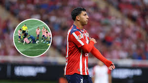 Bryan González sale lesionado ante Seattle Sounders y enciende las alarmas en Chivas