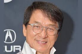 He started singing the theme songs over the closing credits of his films in 1980, when the film the young master was produced. Jackie Chan Quiero Contribuir Al Mundo Mas Alla De Los Filmes La Republica Ec