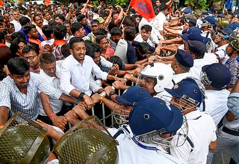Jadavpur University unrest spills onto streets as ABVP, Left students clash with police
