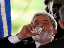 Resultado de imagem para FOTO DE BEBADO TOMANDO CACHAÇA