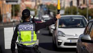 El toque de queda se refiere a la prohibición o restricción, establecida por instituciones gubernamentales, de circular libremente por las calles de una ciudad o permanecer en lugares públicos. Toque De Queda Que Es Y Como Se Aplicaria En Madrid Onda Cero Radio