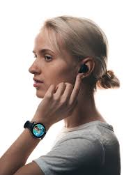 Watch Active 2 úrið og Galaxy Buds virka saman svo þú getur hlustað á  tónlist á helstu streymisveitum þó síminn sé víðsfjarri. 📸: @hlynurholm  #watchactive2 #galaxybuds #galaxybudsplus #esim