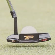 Tiger Woods Was Rocking His New Taylormadegolf Tp Black Copper Juno Model Putter Recently Featuring A Beautiful Black Golf Clubs Golf Club Grips Golf