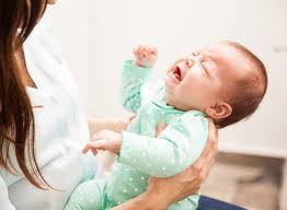8 monaten ist er uns auch mal aus dem bett gefallen, allerdings haben wir da nen teppich, er hat kurz geweint und dann wars wieder gut, hat sich verhalten wie immer also sind wir garnicht erst zum doc. Baby Sturz Vom Bett Oder Wickeltisch Wann Zum Arzt Babynews De