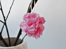 Elles sont délicatement conçues à partir de divers papiers (crépon, de soie, serviettes de table), que l'on découpe ou plie selon le modèle et autres articles populaires dans cette catégorie. Diy Fleurs En Papier Crepon Video Les Carnets De Gee