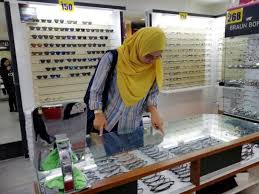 Tambah tambah lagi bila ada yang berkongsi cerita mengenai servis dan perkhidmatan terbaik yang di tawarkan oleh sesebuah kedai cermin mata. Kedai Cermin Mata Viral Di Page Rizal Hakimm Tuuuuu Betul Ke Tidak Betul Emarieys