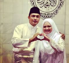 1 beliau kemudian mendirikan rumah tangga bersama pelakon faye kusairi pada 9 april 2017 dan pasangan itu dikurniakan seorang cahaya mata lelaki yang diberi nama alif azmi yang dilahirkan pada ulang tahun pertama perkahwinan mereka. Bercerai Archives Mynewshub