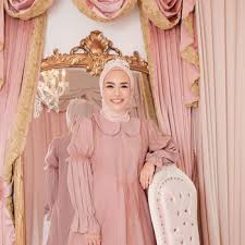 Bahan renda ditempatkan pada lapisan paling luar sebagai penghias long. Baju Warna Pastel Masih Jadi Tren Baju Lebaran 2021 Ini Rekomendasinya