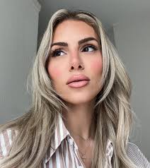 Haven't posted a selfie in awhile but this new makeup routine is 🔥🔥  Everything listed in my ig stories/aug highlights + LTKit which can be  found in the 🔗 in my bio.