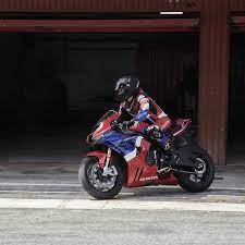 Die englische info dazu lautete: Supersport Modellpalette Motorrader Honda