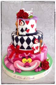 Torta Per Compleanno 18 Anni Tema Alice In Wonderland L Interno Delle Torte E Con Morbido Pan Di Spagna Bagna Non Al Torte Torte Di Compleanno Compleanno