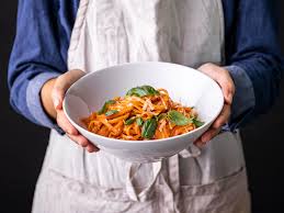 Cremige Tomatenpasta Mit 5 Zutaten Rezept Und Video Recipe In 2020 Basil Pasta Recipes Basil Pasta Rigatoni Recipes