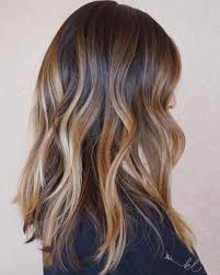 20 Susse Karamell Balayage Frisuren Fur Brunetten Und Daruber Hinaus Cheveux Bruns Meches Blondes Teinture Cheveux Cheveux