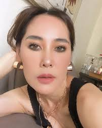 7 Potret Ina, Istri Aktor Jeremy Thomas yang Awet Muda dan Memesona