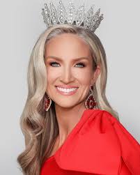 Introducing Jess Shine, Mrs. Arizona International! Read more in our latest  issue of Stroll Agritopia! You can also reach out to Jess to collaborate  @the_shinelife #thebesthoodever #Agritopia #GilbertAZ #StrollAgritopia