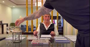 4 mayıs 1997 günü polisler oğuz atak'ın barmen olarak çalıştığı she bar'a baskın düzenledi. Nurhan Cetinkaya On Twitter Bu Fotoyu Gorunce Kurucesme Deki She Bar Da Sedat Peker In Adamlari Tarafindan1997 De Sirtinda Allah Dovmesi Oldugu Icin Oldurulen Barmen Oguz Atak Geldi Aklima Allah Rahmet Eylesin Https T Co Cd2awfm4pw