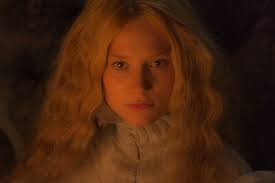 Directed by guillermo del toro, crimson peak tells about edith cushing, who is running away from a family tragedy. Crimson Peak Review A Gothic Ghost Story For Grown Ups The Verge