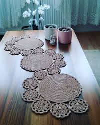 Ranir Istenilen Renk Ve Boyutta Siparis Aliyorum Supla Sunum Ranir Servistakimi Ranirortu O Crochet Table Runner Crochet Flower Patterns Crochet Mat