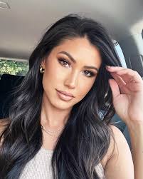 Ashley Holmes's Instagram, Twitter & Facebook