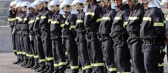 Πρόστιμο σε πυροσβέστη επειδή οι φλόγες του έκαψαν τη στολή. Dasoprostasia Kaine Thn Pyrosbestikh Oi Elleipseis Sto Swma Alfavita