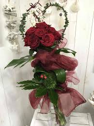È vero che le rose rosse simboleggiano. Mazzo Di Rose Rosse Stilizzato Fiorista Cilloni Reggio Emilia Consegna Entro 24h