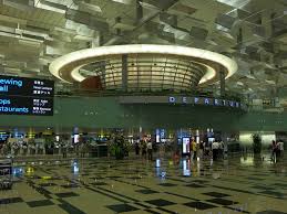 يعتبر المطار الدولي هواري بومدين، أكبر مطار في الجزائر. Ù…Ø·Ø§Ø± Ø´Ø§Ù†ØºÙŠ Ø¨Ø³Ù†ØºØ§ÙÙˆØ±Ø© Ø§Ù„Ø¯ÙˆÙ„ÙŠ Ø§Ù„Ù…Ø±Ø³Ø§Ù„