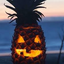 Les Ananas Sculptes Remplacent Les Citrouilles D Halloween Pineapple Halloween Fall Halloween Decor Halloween Deco